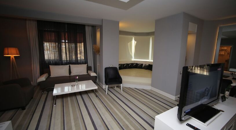 Grand Nora Hotel